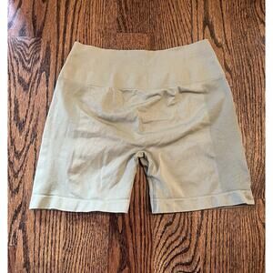 PECCHED women’s scrunch booty gym shorts Size M  olive green NWOT